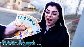 Государственный агент тратит свои деньги на работающую девушку, которая делает отличный минет и жестко трахается порно