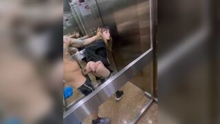 Меня застукали с моим соседом в лифте, и он трахнул мою задницу в анал с кримпаем порно